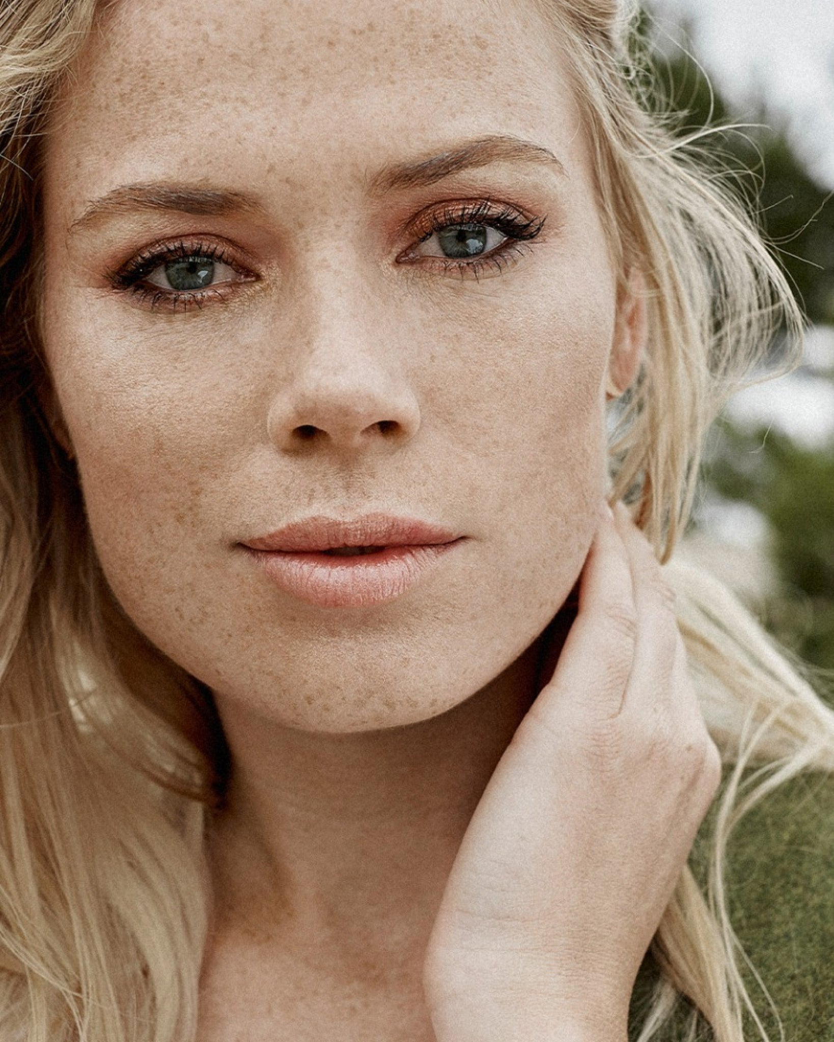 MÁDARA Organic Skincare organic eye contour cream A2271 face cream product photo on plain background.