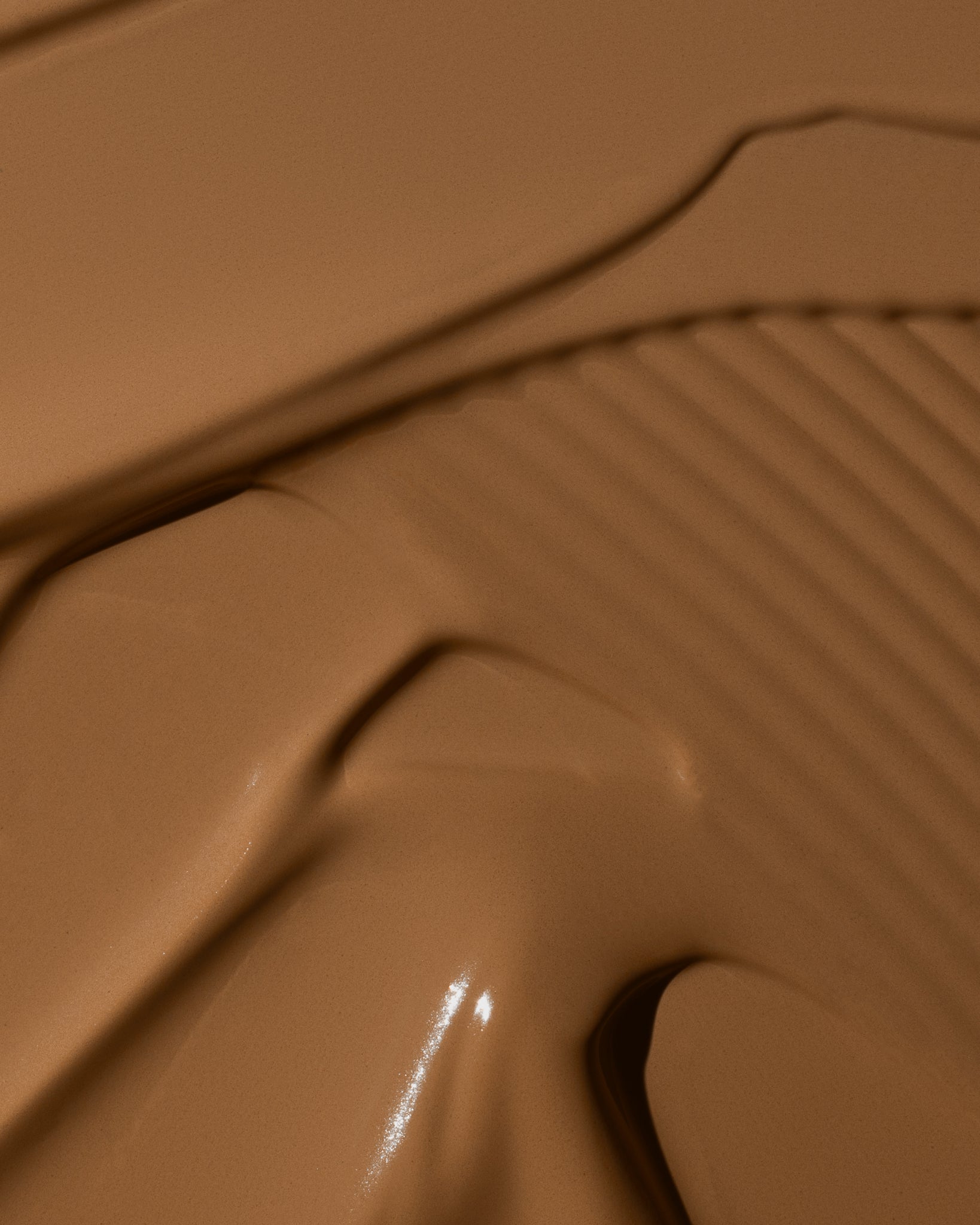 Texture close-up of MÁDARA Organic Skincare skinonym caramel A6093 �swatch demonstrates consistency and finish.