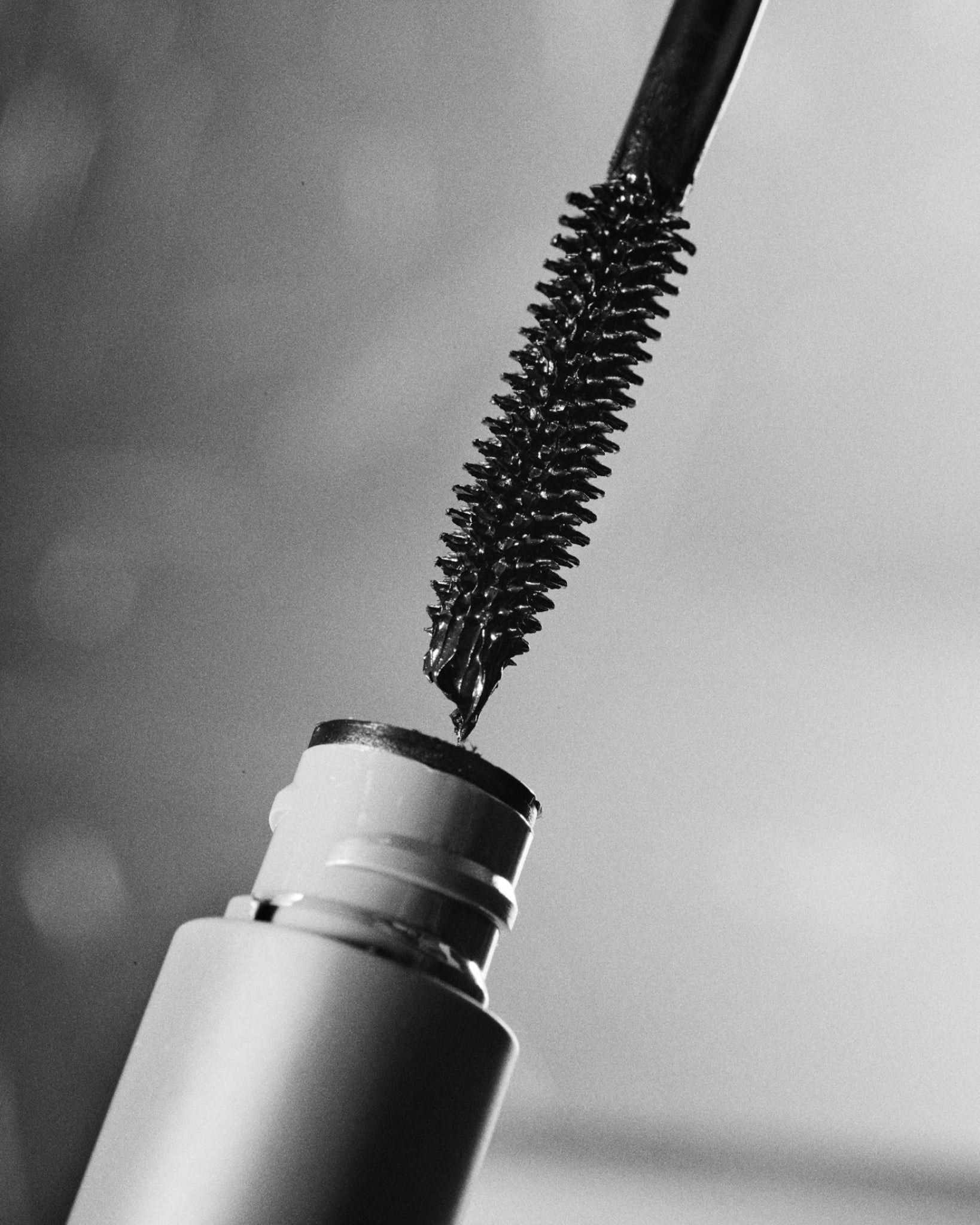 MÁDARA Organic Skincare bold volume mascara brush A6601 product photo on plain background.