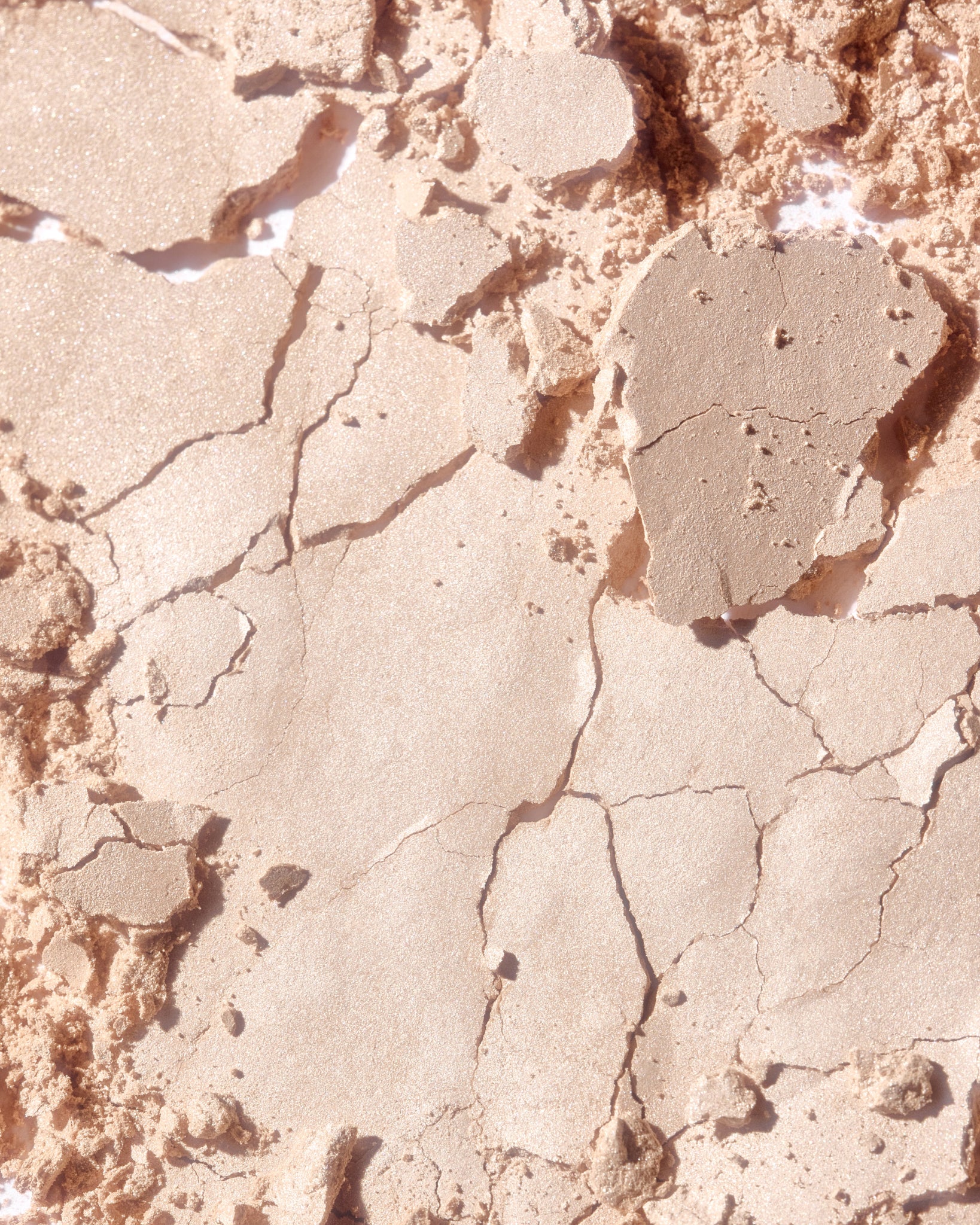 MÁDARA Organic Skincare mineral highlighter shade A6831 product photo on plain background.