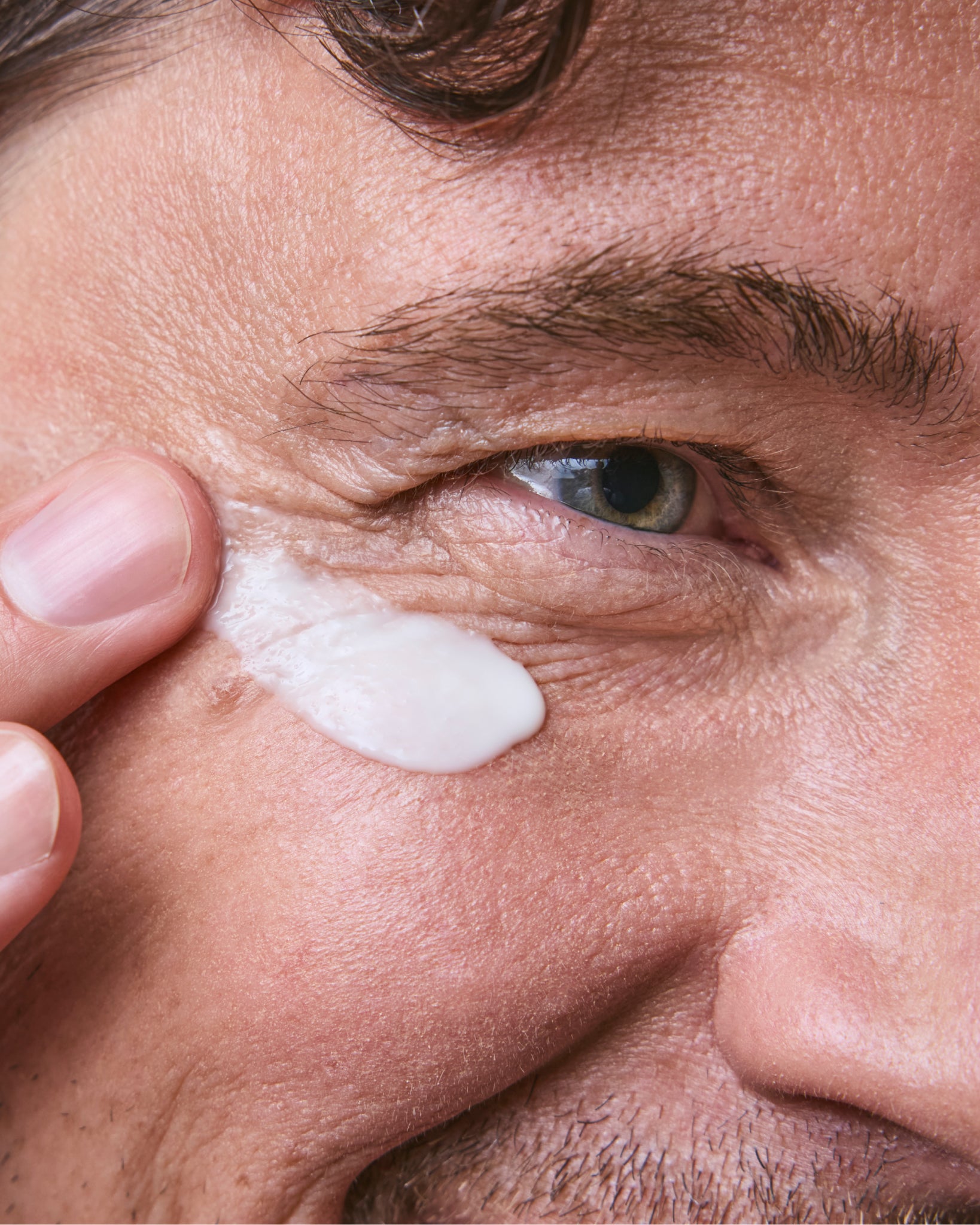 MÁDARA Organic Skincare moisturising eye cream for men A5004 face cream product photo on plain background.