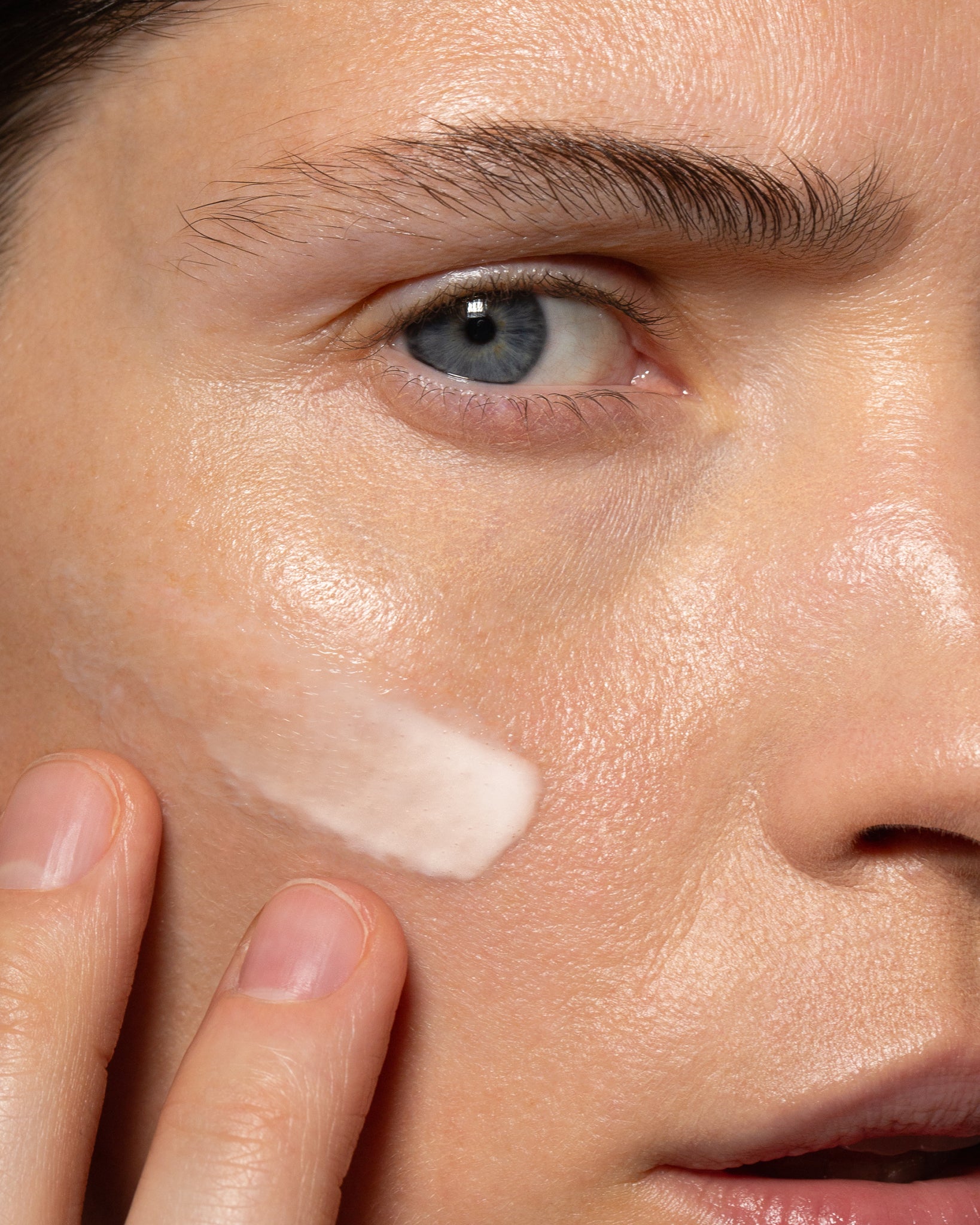 MÁDARA Organic Skincare non irritating retinol complex A3172 product photo on plain background.