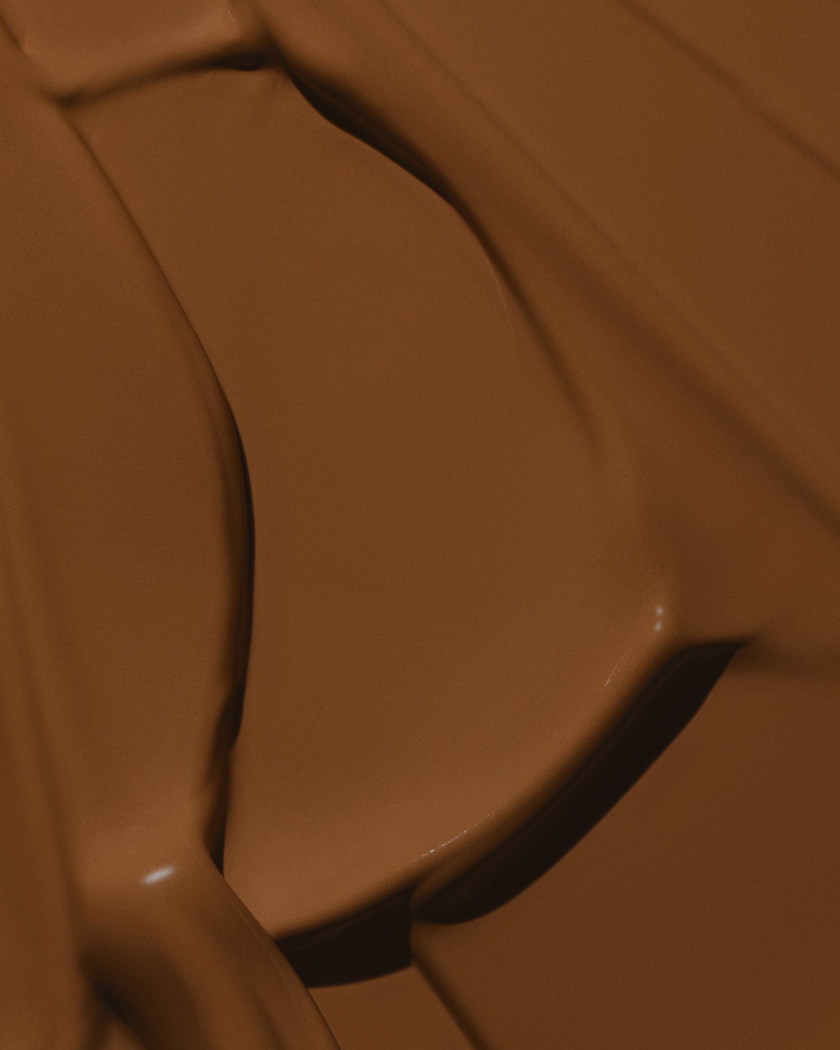 Texture close-up of MÁDARA Organic Skincare skinonym fudge A6095 �swatch demonstrates consistency and finish.