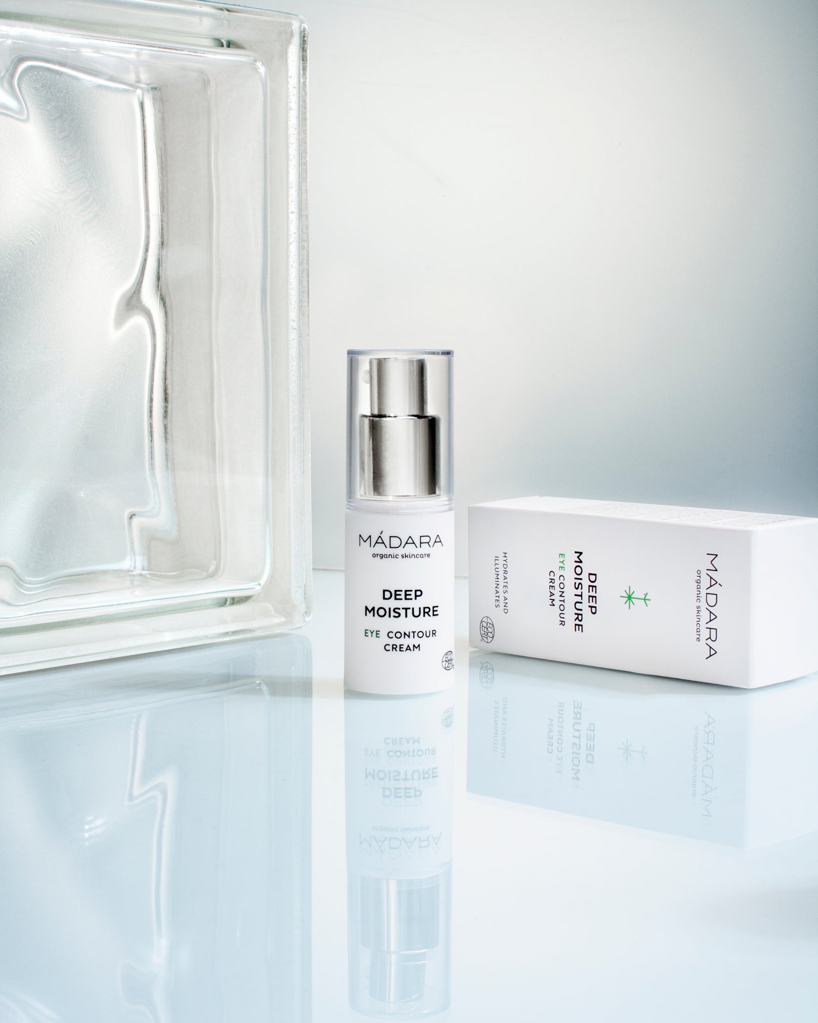 MÁDARA Organic Skincare moisturising eye cream A2271 face cream product photo on plain background.