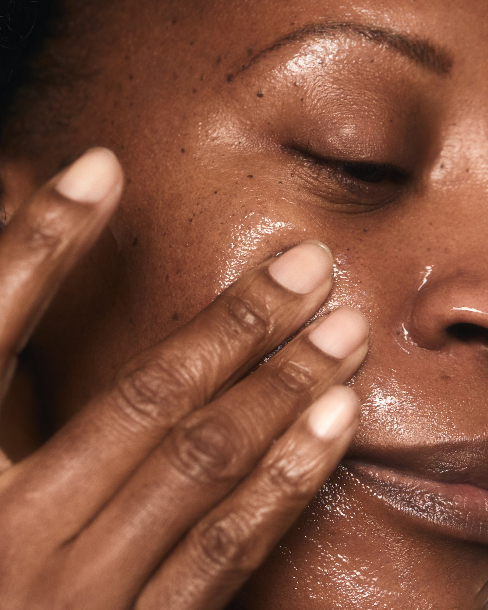 MÁDARA Organic Skincare hyaluron gel A3342 gel product photo on plain background.