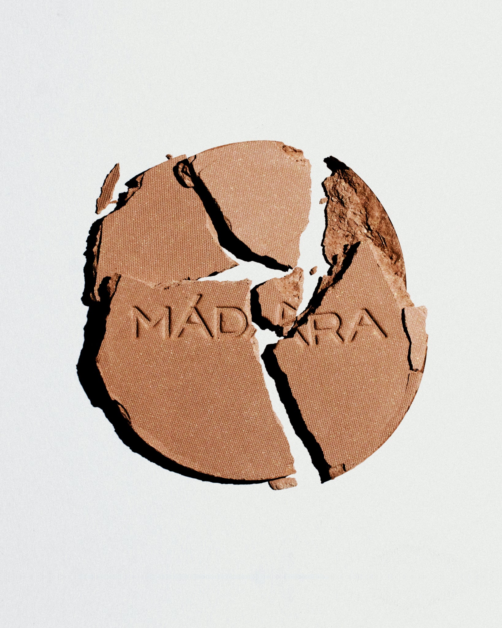 MÁDARA Organic Skincare mineral bronzer A6841 product photo on plain background.